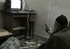 Bin Laden che guarda se stesso, video inedito