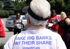 Una decina di anziane over 60 blocca sede di Bank of America
