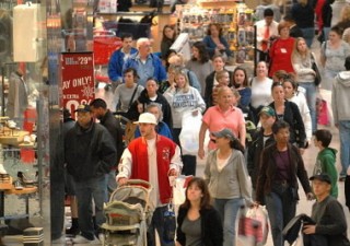 Economia, anche gli americani stringono la cinghia: shopping natalizio depresso
