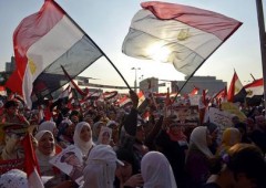 Caos Egitto, esercito spara contro la folla: 42 morti