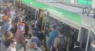 Passeggeri spingono vagone per salvare uomo intrappolato in metro
