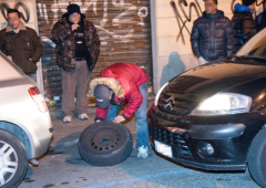 Uber: tassisti italiani accerchiano auto e tagliano gomme