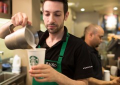 Starbucks: vendite frenano, in chiusura 150 caffetterie. Titolo in affanno