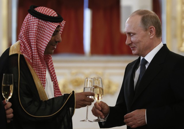 Putin brinda al Cremlino con l'ambasciatore saudita al-Rassi