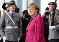 Popolarità Merkel sprofonda dopo attentati in Baviera