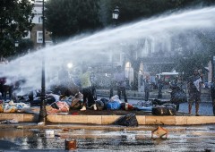 Roma, polizia usa bastoni e idranti contro i rifugiati