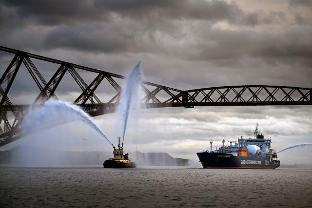 La JS INEOS Insight, la prima di otto petroliere di gas di scisto arrivate un anno fa nel Regno Unito dagli Usa, mentre sta per arrivare nei pressi di Edinburgo, Scozia (foto di Jeff J Mitchell/Getty Images)