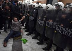 Grecia mette all’asta le case pignorate, scoppiano scontri