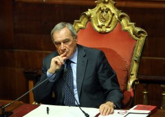 Elezioni politiche, Grasso risponde alle polemiche. Sì di Renzi al salario minimo