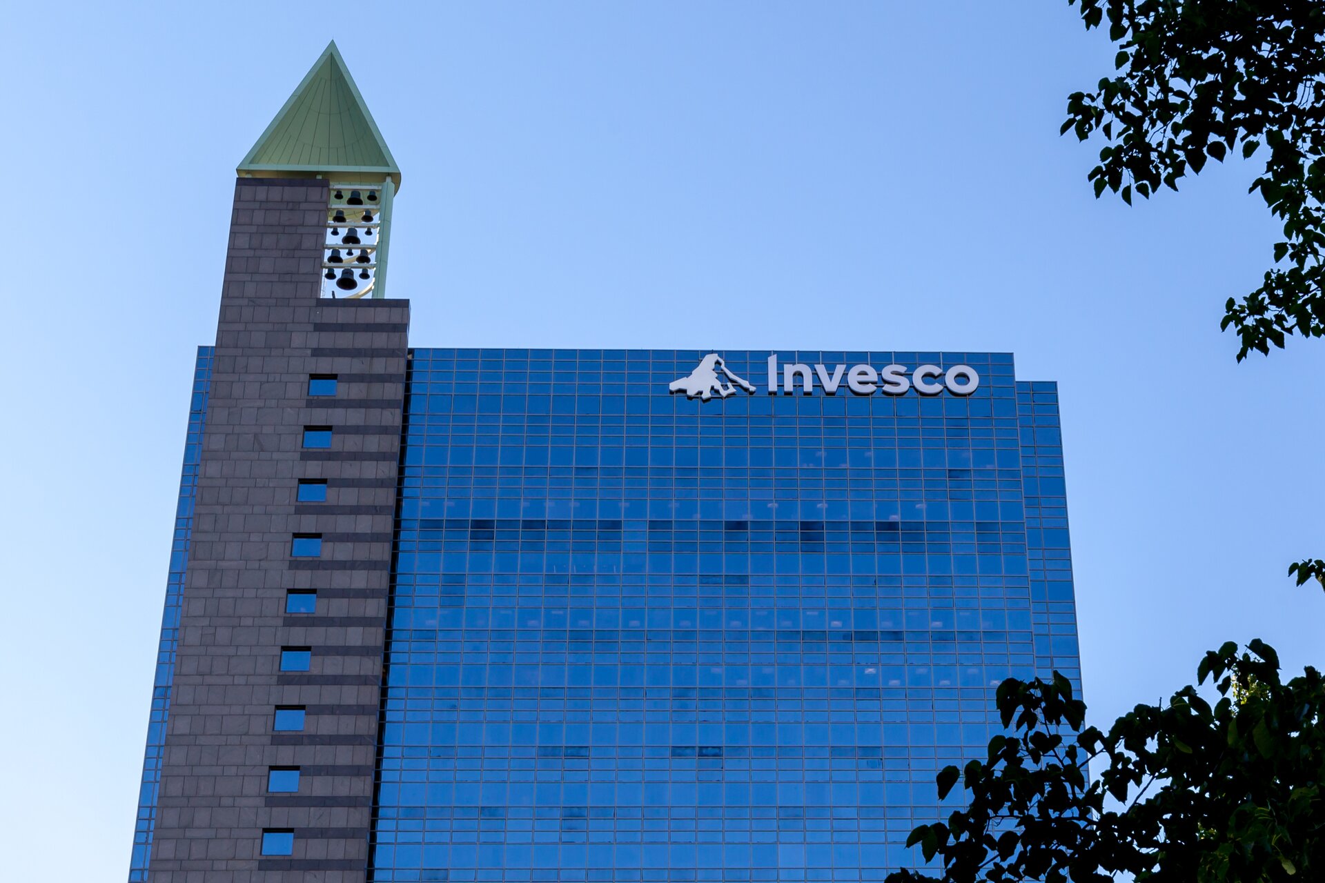 Invesco, un unico equipaggio con Oppenheimer: 