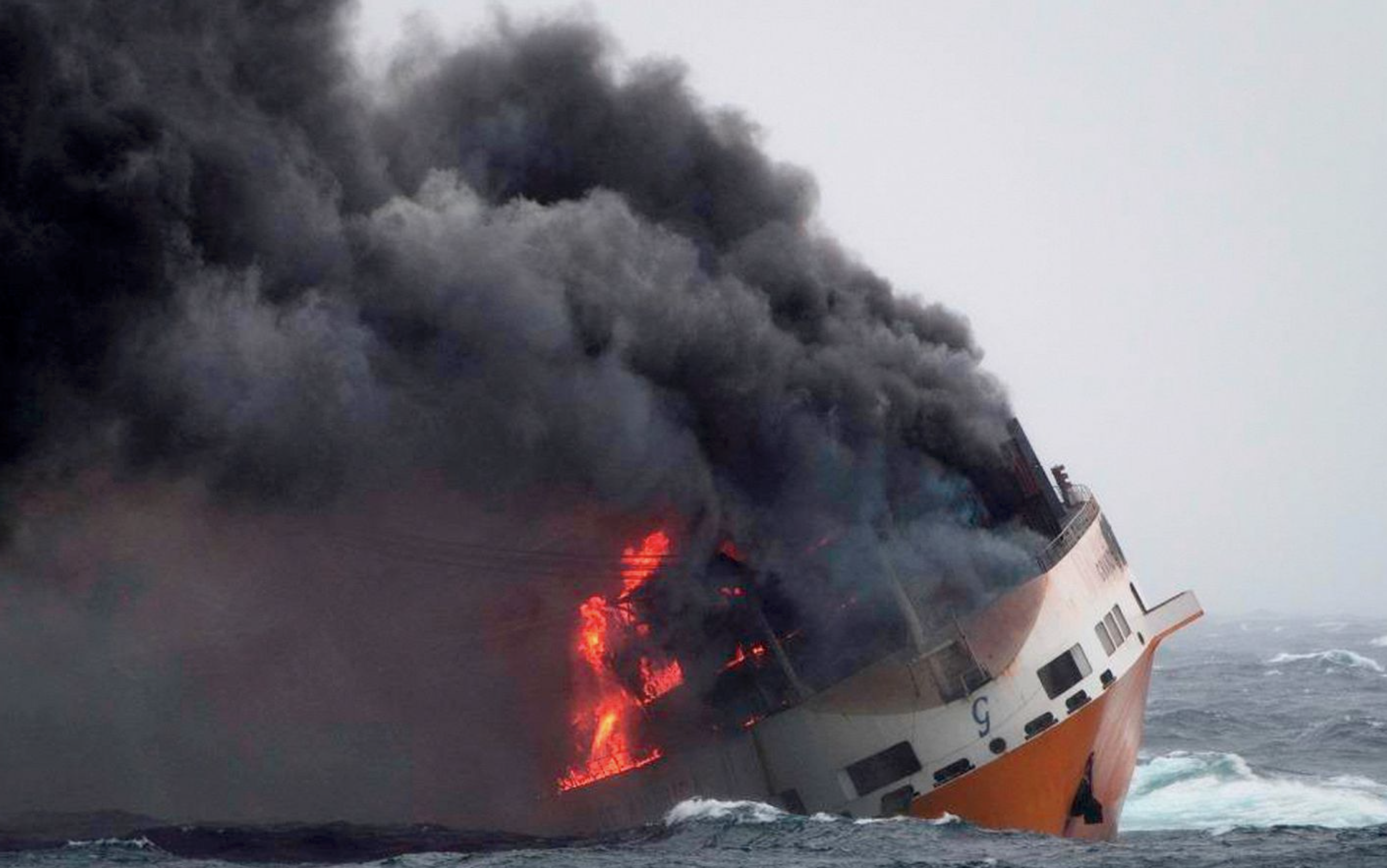 Nave cargo Grimaldi in fiamme al largo del golfo di Biscaglia