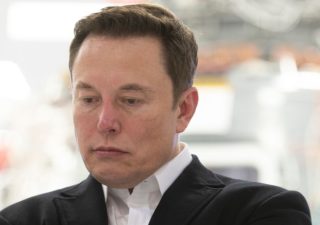 Musk nei guai: gli automobilisti fanno causa a Tesla per il sistema di guida autonoma