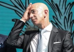 Jeff Bezos: milionari protestano sotto casa, vogliono aumento tasse ai più ricchi