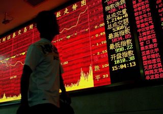 Mercati: fuga dalla Cina, investitori vendono bond e azioni