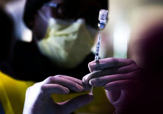Variante Delta: vaccino Pfizer meno efficace, avvertono da Israele