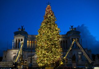 Natale più povero: italiani stringono la cinghia, pesano inflazione e bollette