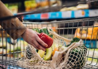 Inflazione: cosa è aumentato di più nell'ultimo anno, stangata da 500 euro per gli alimentari