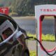 Vendite su Tesla dopo i conti. Niente Cybertruck e guida autonoma