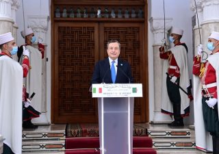 Draghi vola oggi ad Algeri: i temi della missione lampo per il gas