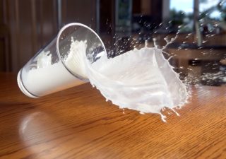 Caro energia, il latte rischia di superare i 2 euro al litro