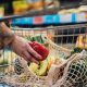 Inflazione, gli italiani continuano a ridurre i consumi