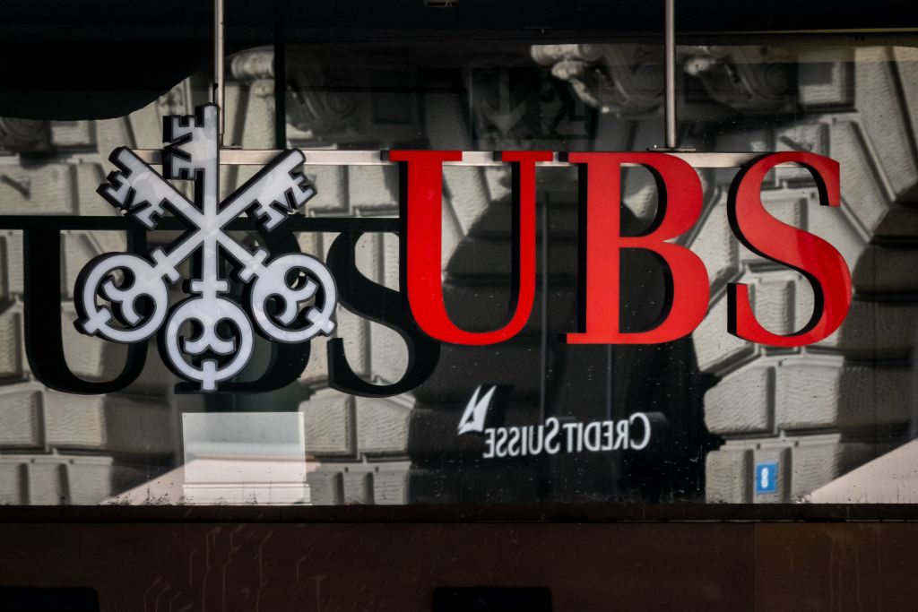 UBS riduce i bonus 2023 in scia a rallentamento trading e deal