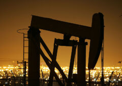 Petrolio: prezzi in recupero dopo tonfo vigilia, WTI sotto $70 al barile
