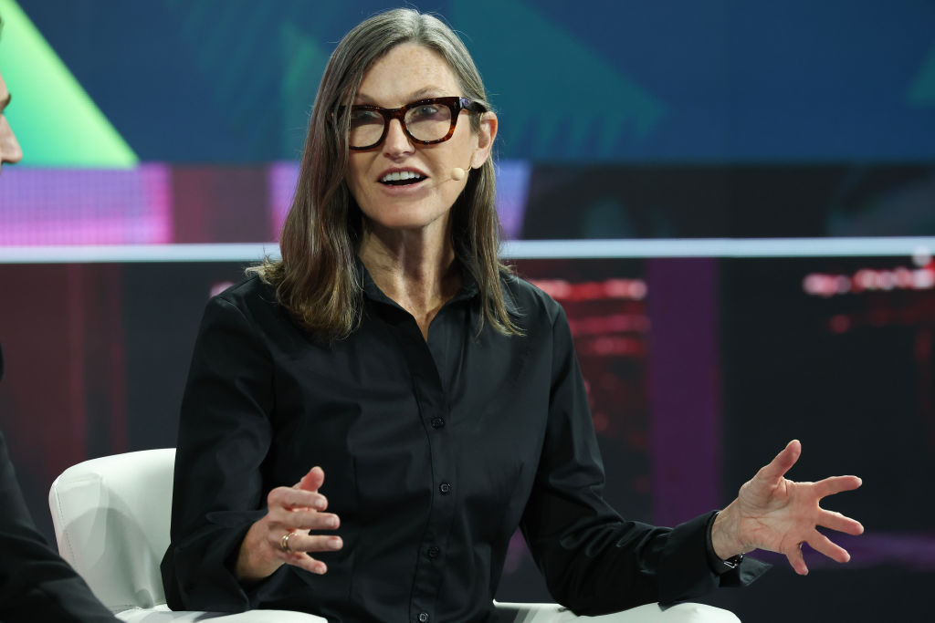 Cathie Wood (ARK Invest): “Trump inizi a negoziare. Da questa fase può nascere un rally più sano”